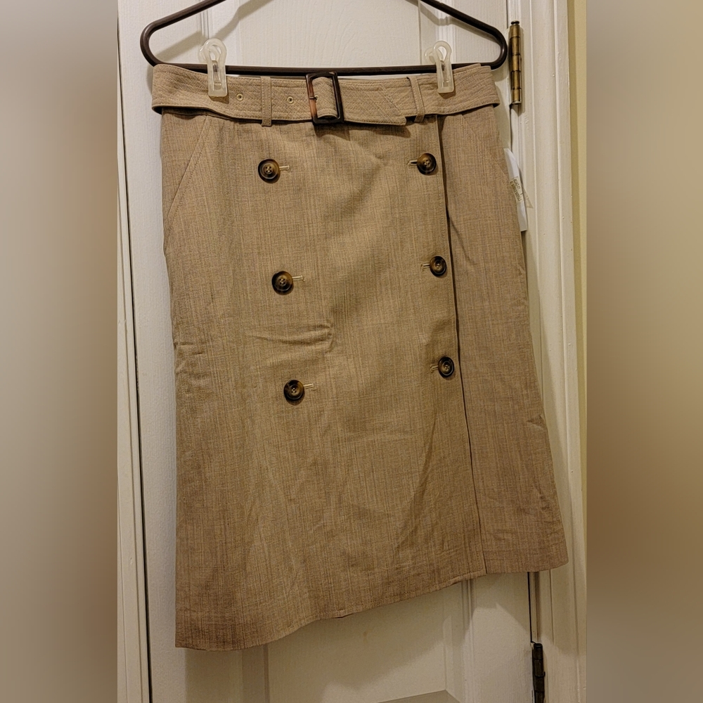 LIZ CLAIBORNE Stunning Womens Size 6 Beige Skirt. NWT. Button Design on Front